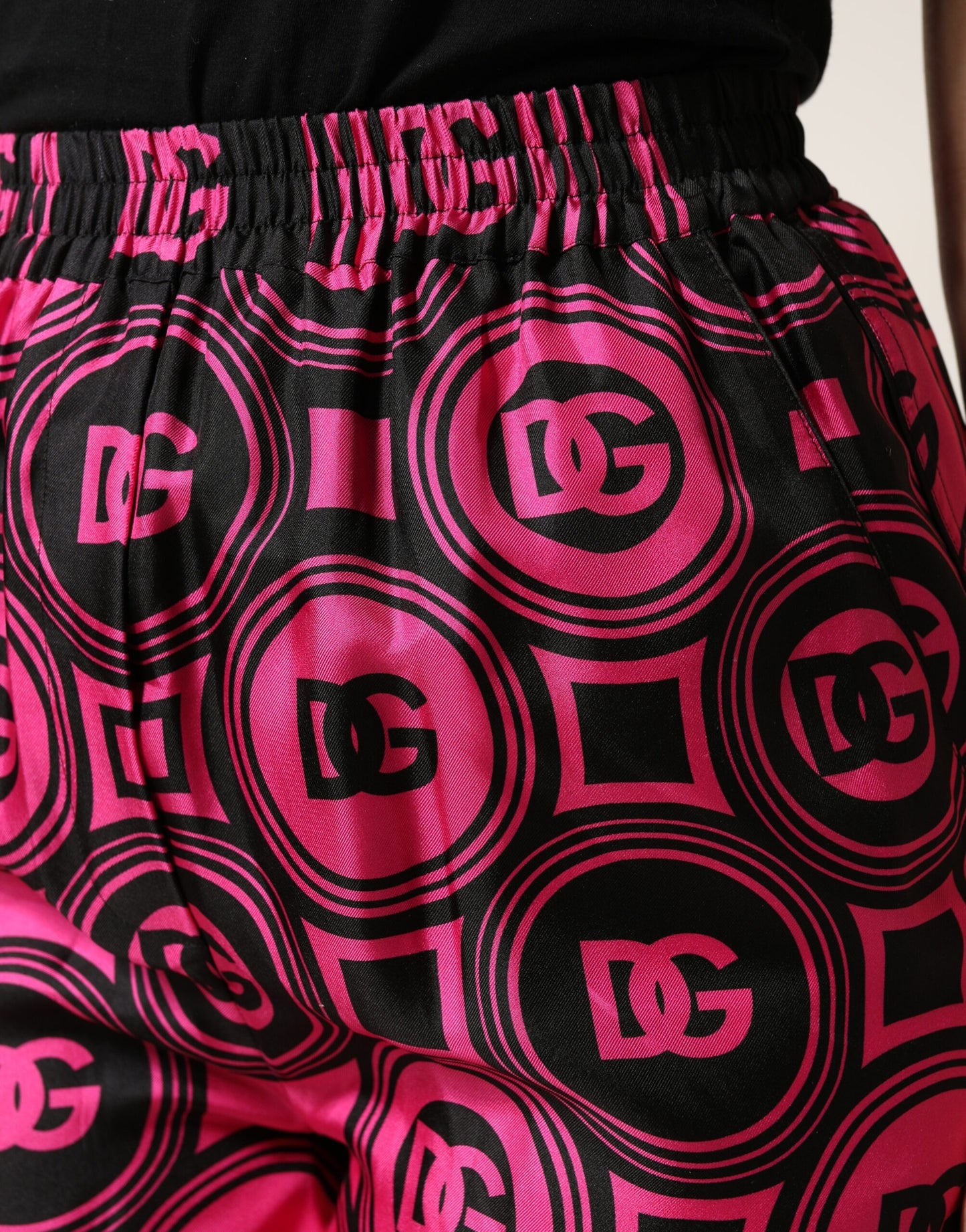 Dolce &amp; Gabbana Shorts in seta nera e fucsia con logo e vita elastica